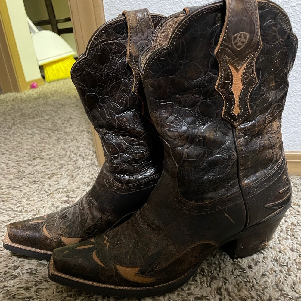 Ariat cowboy boots size 8